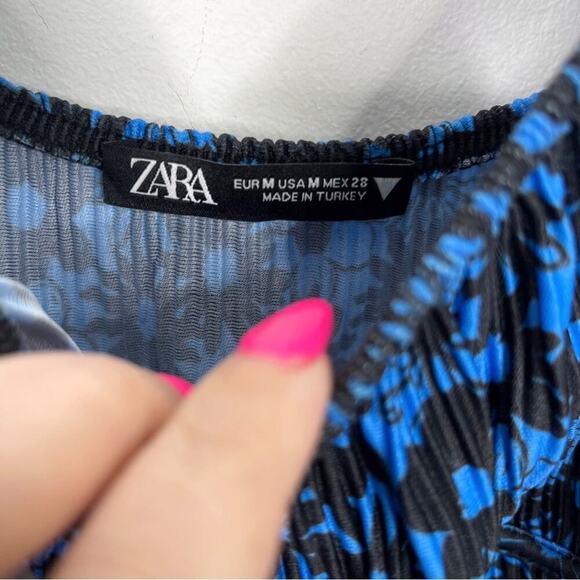 ZARA Blue and Black Floral Print Cropped Smocked Top Sz. Medium - Picture 4 of 5